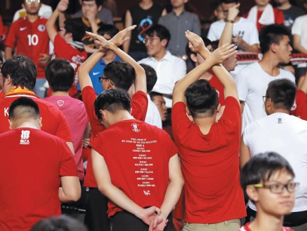 香港人在足球场奏中国国歌时转身 韩国之眼 朝
