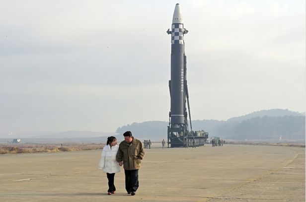 朝鲜阅兵式现怪物ICBM和战术核部队…金正恩学金日成戴上礼帽