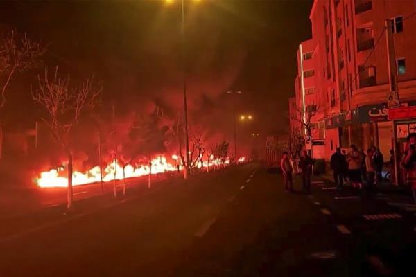德黑兰下油雨成黑暗之城…伊朗警告：对海湾国家采取类似措施